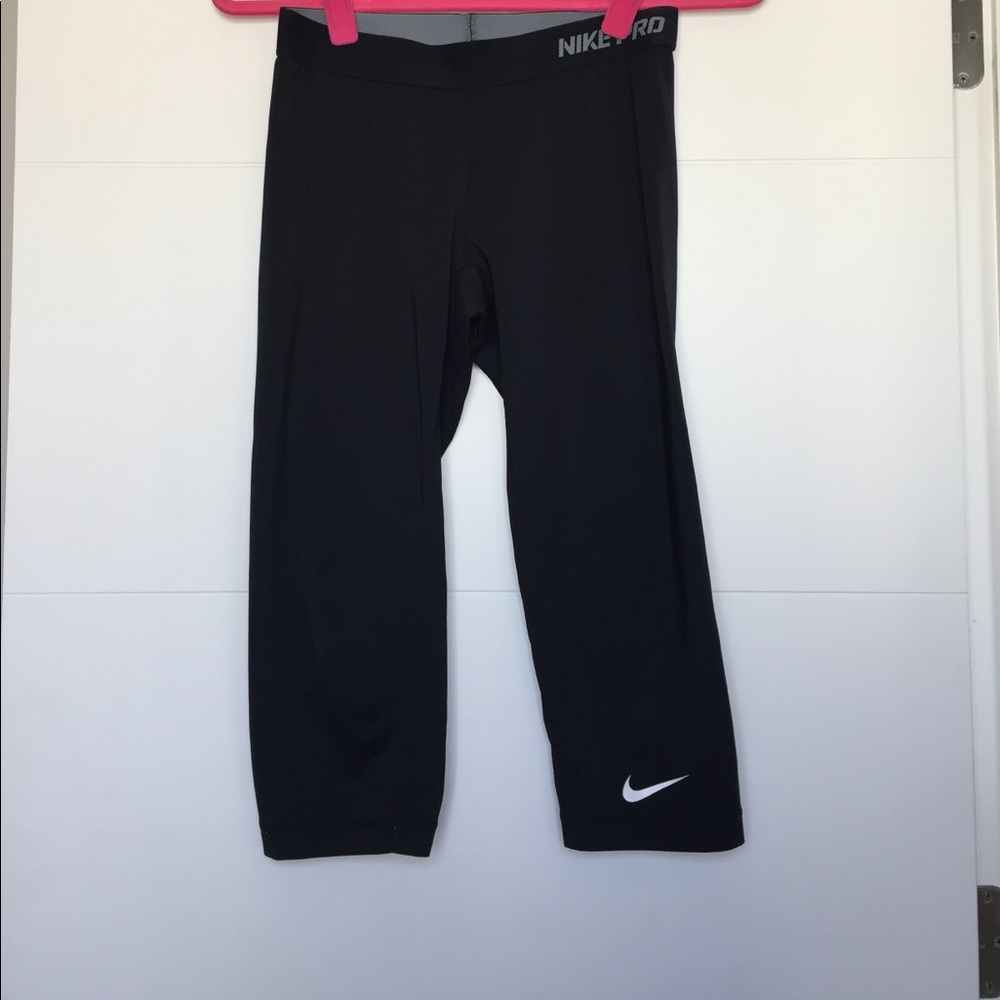 Nike Pro black cropped workout leggings